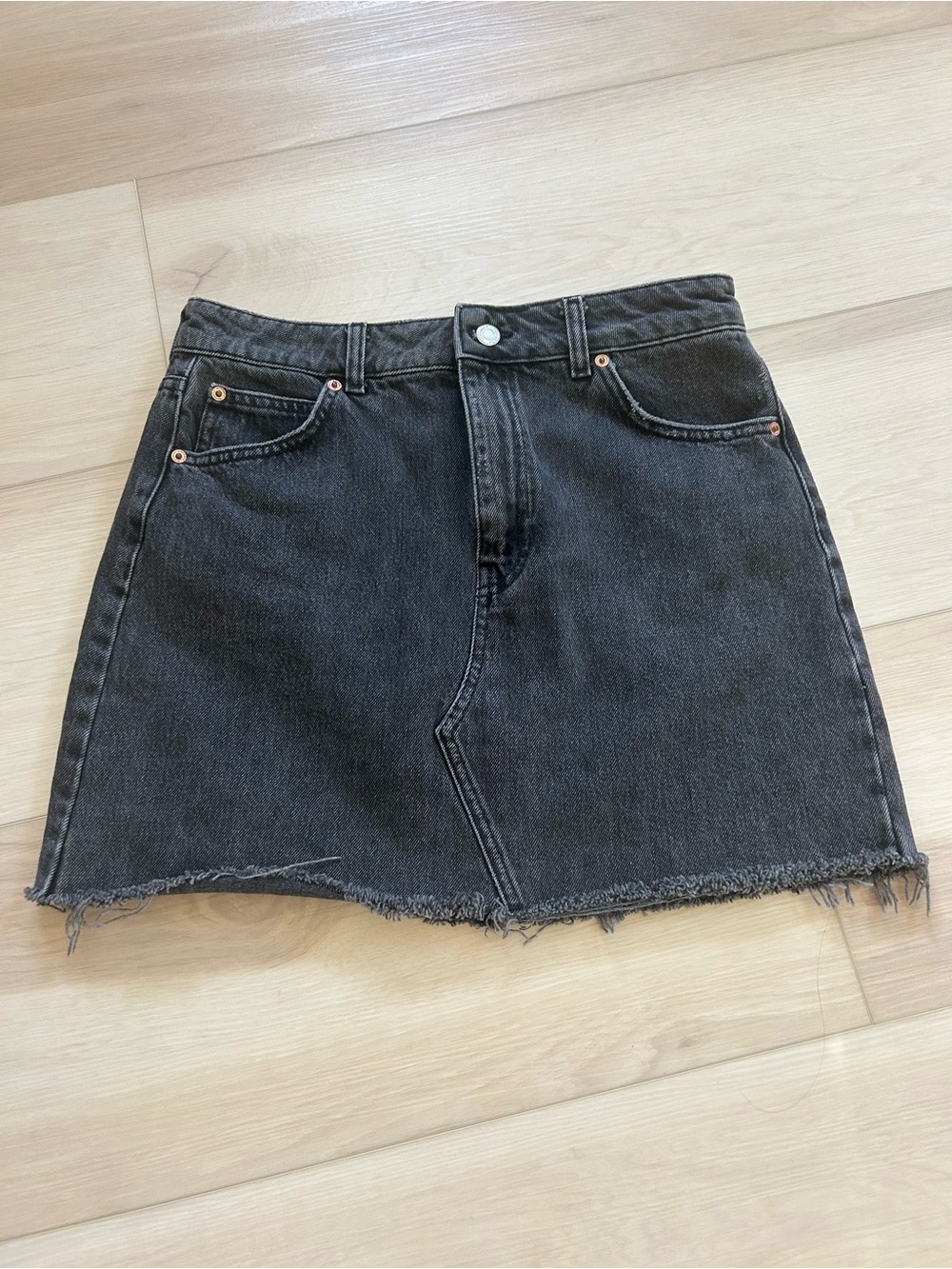TopShop black / gray denim skirt - size 8